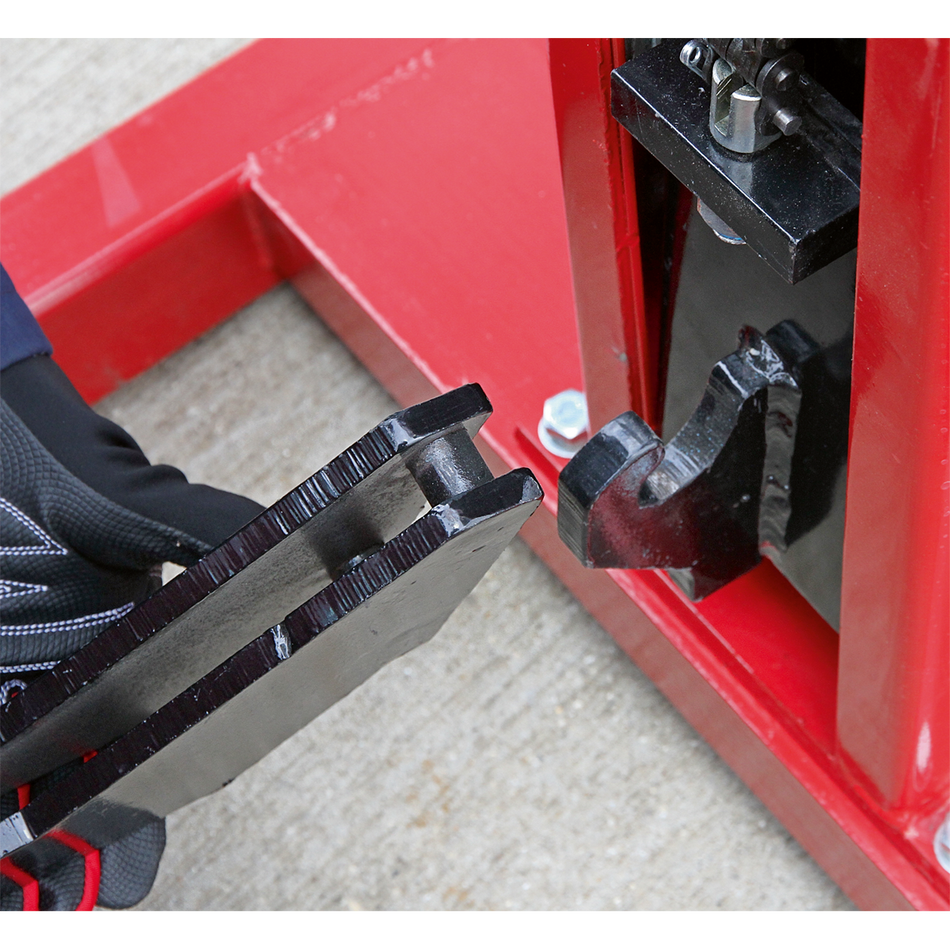Sealey AVR1500FP 1.5tonne Air/Hydraulic Vehicle Lift with Foot Pedal